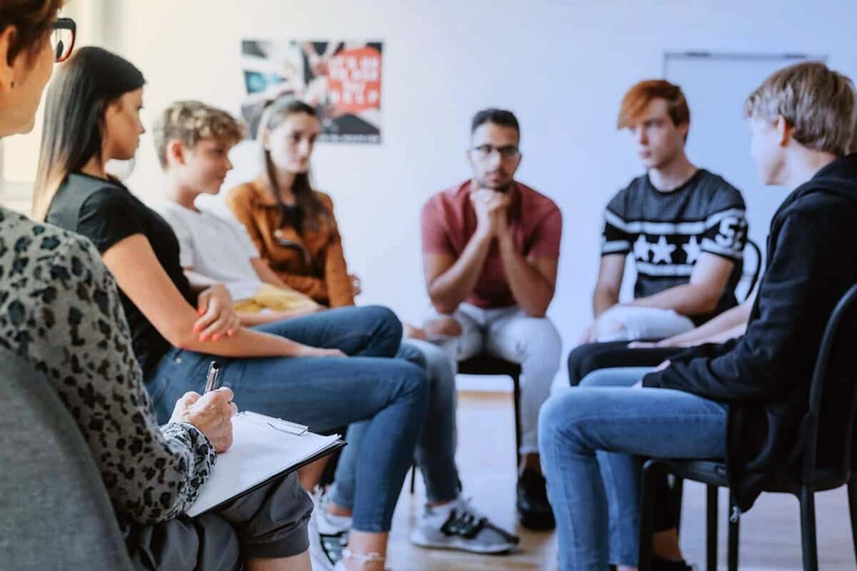group therapy session discussing the benefits of outpatient rehab