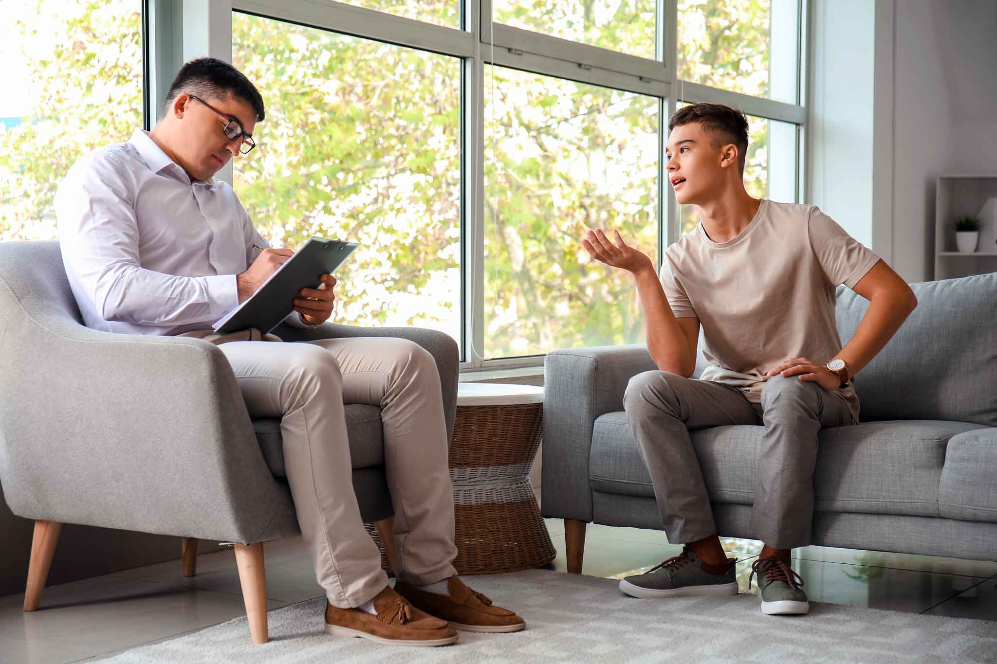 therapy session discussing teen bipolar disorder treatments